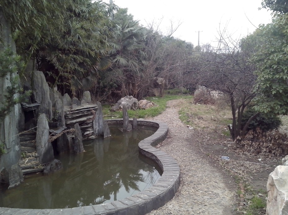 廠房內(nèi)部小公園，林蔭道